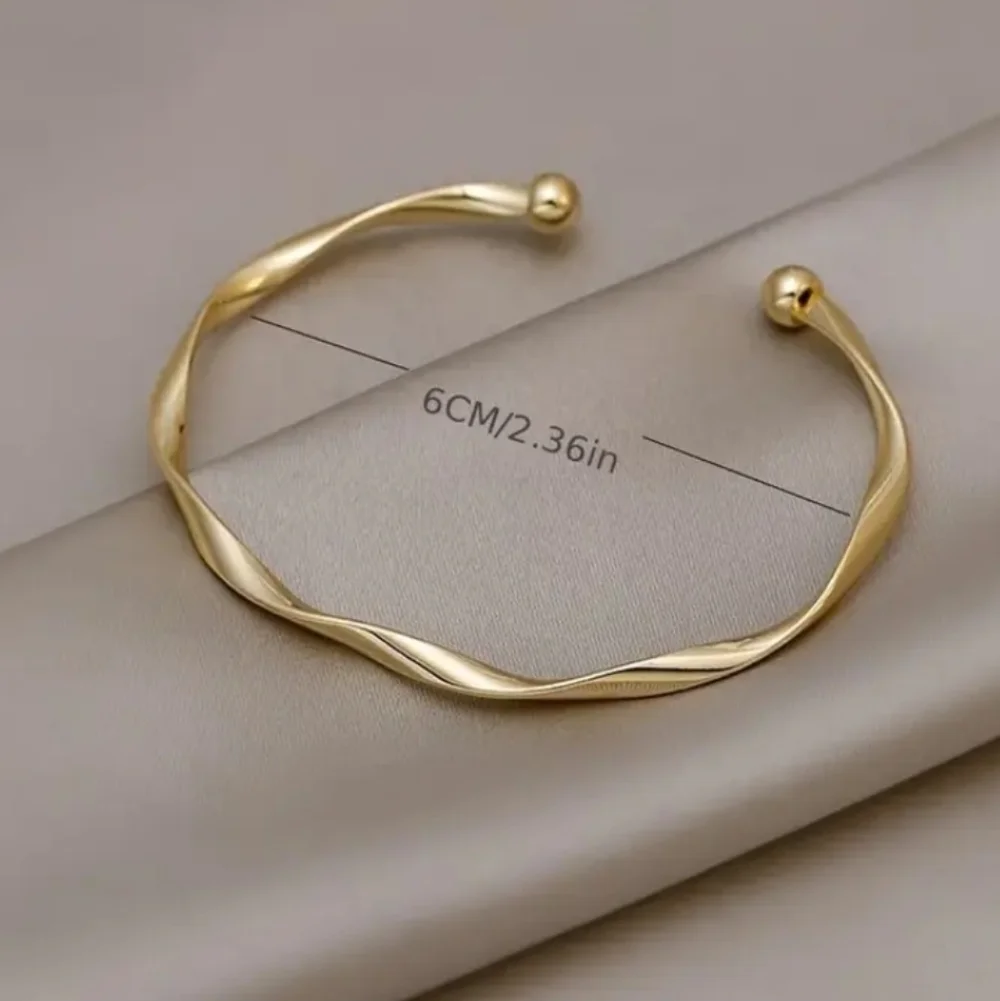 Adjustable 18k gold plated Open Twist Minimalist Bracelet